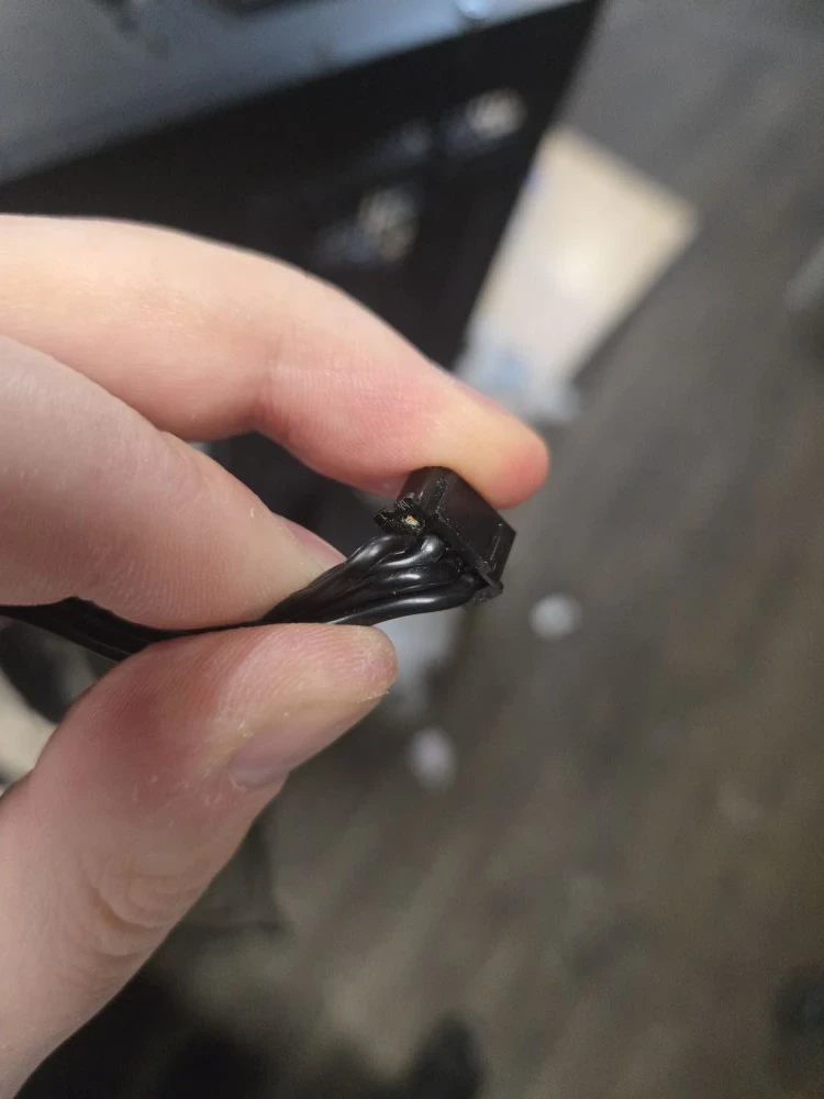 Кабель питания контроллера также имеет следы термического воздействия